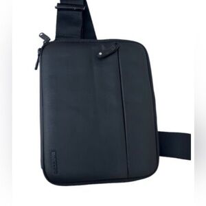 Incase Nylon Thick‎ Padded Crossbody Zipped Tablet ipad Case Black